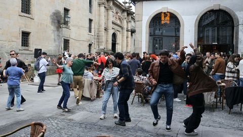 Este sábado al tardeo se sumó el vermú y el bailoteo