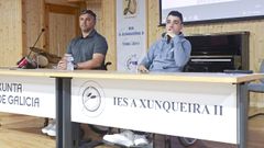 Gustavo Dacal y Marcos Castro, este jueves, en el IES A Xunqueira II de Pontevedra, donde charlaron con alumnos de cuarto de la ESO
