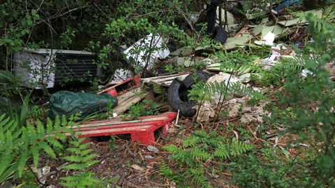 VERTEDEROS  INCONTROLADOS EN LA COMARCA DEL BARBANZA