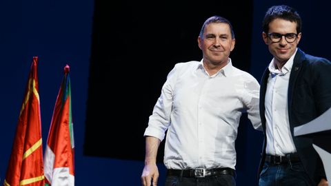 El coordinador general de EH Bildu, Arnaldo Otegi (izquierda), y el candidato del partido a las elecciones vascas, Pello Otxandiano (derecha).