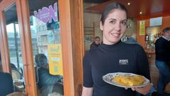 Laura Lastra, de las cafeter�as Picnic de A Coru�a, con una de las 42.000 tortillas que despachan al a�o.