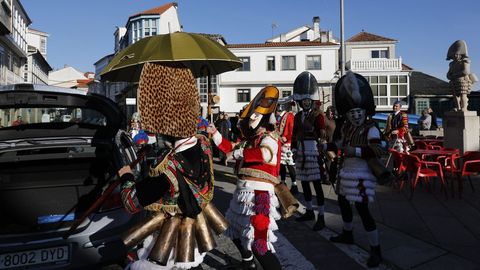 Os felos percorren Maceda.A comitiva co personaxe do entroido tradicional estn a percorrer os pobos do municipio e a Serra de San Mamede