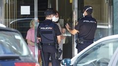 Polic�as le explican a vecinas de un edificio de Santander en el que se ha detectado un brote que no pueden salir del inmueble