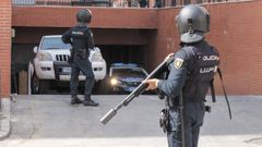 Polic�as en la barriada del Pr�ncipe, en Ceuta, durante la operaci�n llevada a cabo tras el asesinato de un militar.