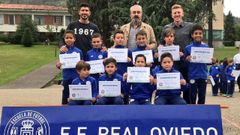 Champagne, Manolo Paredes y Mossa posan con un equipo de la Escuela