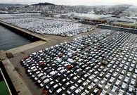 Empresas como Citro�n -en la imagen, coches almacenados en Bouzas- han ajustado su actividad