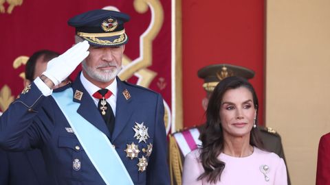 Los reyes de Espa�a, este lunes durante el desfile por el d�a de la Hispanidad.