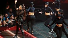 ROSAL�A ACTUANDO EN LA GALA DE LOS MTV MUSIC AWARDS