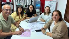 Juan Gonz�lez, junto a las profesionales de Alborada que desarrollan Panacea.