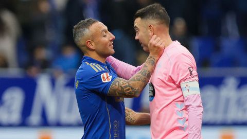 Iago Aspas, charlando con Cazorla tras el partido entre Celta y Oviedo en el Carlos Tartiere.