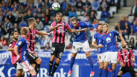 Valentini Horizontal.Valentini intenta un remate de cabeza frente al Tenerife