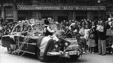 Paso de una carroza del d�a de Am�rica por Ur�a. Detr�s se aprecia el toldo de Almacenes Sime�n