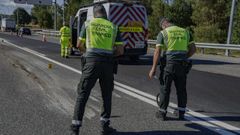 La Guardia Civil, inspeccionando el mi&eacute;rcoles el punto de la A-6, en Lugo, donde se produjo el accidente.