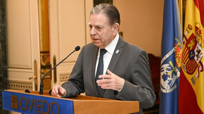 El alcalde de Oviedo, Alfredo Canteli durante el acto de presentaci�n del proyecto final de la candidatura a la Capitalidad Europea de la Cultura de la ciudad celebrado en el sal�n de plenos del ayuntamiento este martes