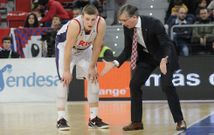 Adam Waczynski escucha las instrucciones de Moncho Fern�ndez en el Buesa Arena. 