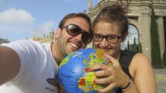 Carla Llamas con su pareja, Adri�n, con quien dio la vuelta al mundo y con quien sigue recorriendo el mundo.