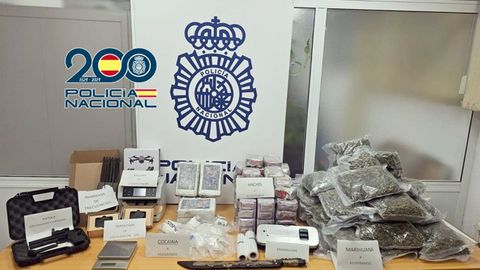 El registro de la vivienda permiti, adems, la incautacin de dinero en efectivo, un inhibidor de frecuencia y una mquina de envasado al vaco