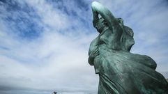A Espera, en Punta da Insua (Laxe). Desde el 2010 est en A Insua, cerca del faro laxense, la escultura realizada por Iria Rodrguez, dedicada a los desaparecidos en el mar y a sus familias. Se encuentra tambin en una zona aislada.