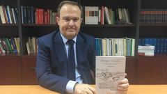 Javier Junceda posa junto a su nuevo libro, �Tiempos revueltos�