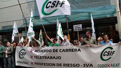 Concentraci�n y minuto de silencio en A Coru�a por los dos guardia civiles muertos en Huelva