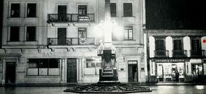 Una de las pocas im�genes del obelisco en su ubicaci�n original en la plaza de Galicia, con el Banco de   La Coru�a al fondo, derribado para levantar posteriormente el edificio Lara.
