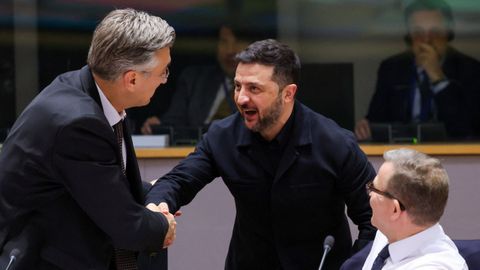 Zelenski saluda al primer ministro de Croacia a su llegada a la cumbre europea en Bruselas.