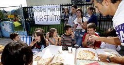 Los padres llevan la comida para consumirla con sus hijos ante el CEIP de Cervo como protesta por el decreto de comedores escolares.