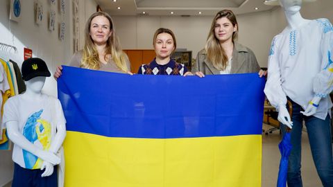 De izquierda a derecha: Maria Yumaieva, Halyna Kachmarska y Anna Haidukova, en el local de AGA-Ucra�na en A Coru�a