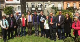 Cargos pol�ticos e investigadores celebran en hallazgo delante del busto de Reveriano Soutullo en Ponteareas. 
