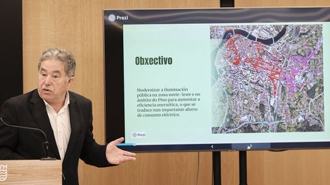 Lores, ante un mapa que detalla las calles del casco urbano donde se renovar� la iluminaci�n p�blica