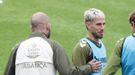 �scar Mingueza, con Claudio Gir�ldez, en un entrenamiento del Celta.