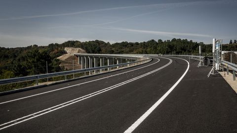 Enlace de la autovía A-52 con el polígono de San Cibrao das Viñas.