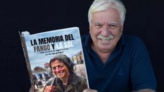 El autor, con un ejemplar de su obra.