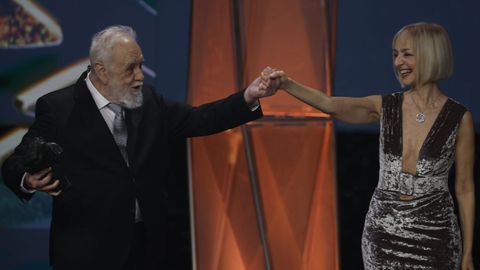 El director Gonzalo Su�rez recibe el Goya de Honor acompa�ado por la actriz portuguesa Mar�a de Medeiros.