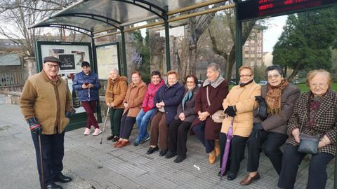 Vecinos de El Cristo en una marquesina de autubús