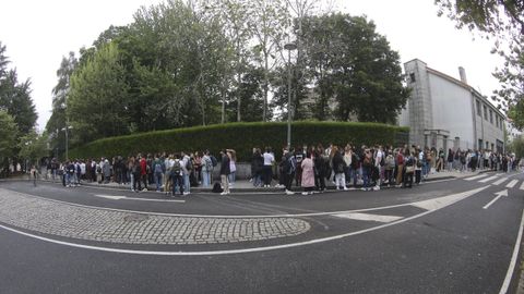 Aunque esta imagen data del 2022, se repite ao tras ao: una fila india de universitarios esperando a que las bibliotecas abran sus puertas a las ocho y media de la maana.