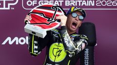 Ra�l Fern�ndez, en el podio, sujeta el trofeo tras imponerse en Silverstone.