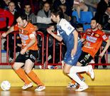 Juanma progresa perseguido por un jugador del R�os.