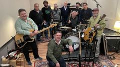 Sesi�n de grabaci�n en Garaxe Land del disco solidario a cargo de Los Potes, acompados de otros artistas. Miguel Fuentes, Lou Reyes, Nacho Tojo, Alfredo L�pez, Sito Quintela, Ignacio Tojo (bater�a), Edu Vidal, Javier Schofield, Antonio Fuentes (de izq. a dcha) y Luis Otero (de rodillas). 