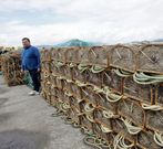 Algunos marineros creen que hay quien lleva demasiadas nasas.