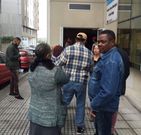 A las puertas del centro de San Diego se formaron colas. 