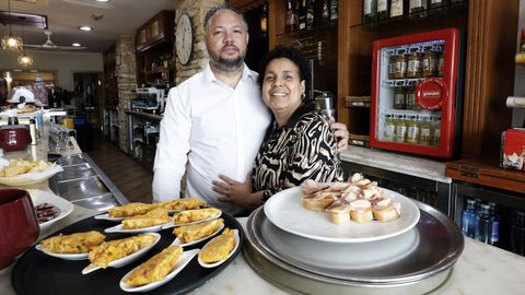 Eliceo Fern�ndez y Vivian Guzm�n en Asador Os Castelos, en Covas (Viveiro), que abri� esta semana