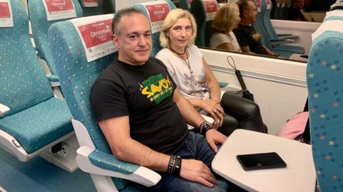 Rolando Martn y Carmen Reguerasentados en el primer tren de pasajaros en cruzar la Variante de Pajares