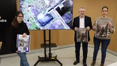 La concejala Anabel Gul�as, este lunes, con Jos� Esper�n y Merchy Coch�n, de la Asociaci�n de Veci�os O Chedeiro de Cerponz�ns