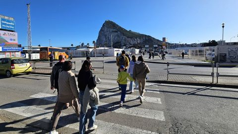 Varias personas cruzan el aeropuerto de Gibraltar el pasado 31 de enero.