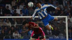 Lucas Noubi disputa un bal�n con Carlos Fern�ndez.