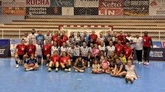 Las jugadoras del Guard�s y de Portugal, tras el partido disputado en A Sangri�a.