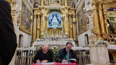 Firma del convenio entre la Fundacin Iberdrola y el Obispado de Astorga para renovar la iluminacin del santuario de As Ermitas, en O Bolo.