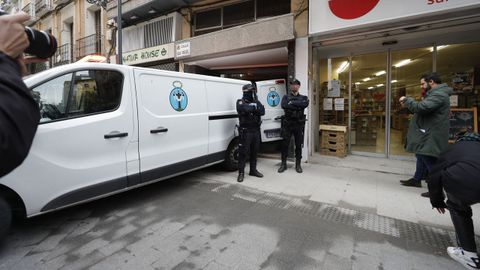 Momento en que trasladan el cad�ver de la mujer asesinada del domicilio en el que viv�a con su pareja, en Zaragoza