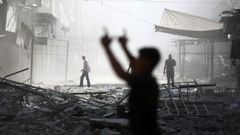 Un niño juega en una calle de Gaza